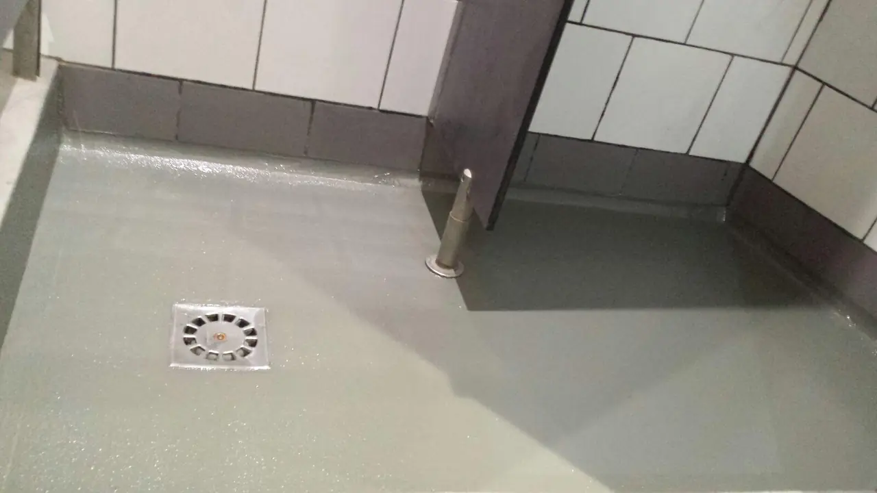 Suelo resiliente instalado en un interior