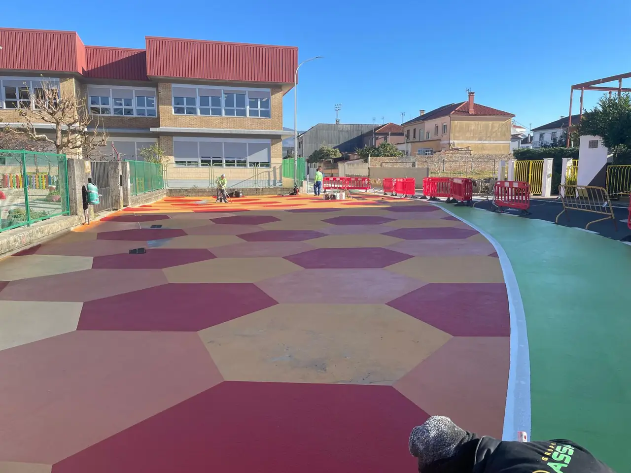 Pavimento deportivo de colores aplicado por Pavilalín en un patio escolar