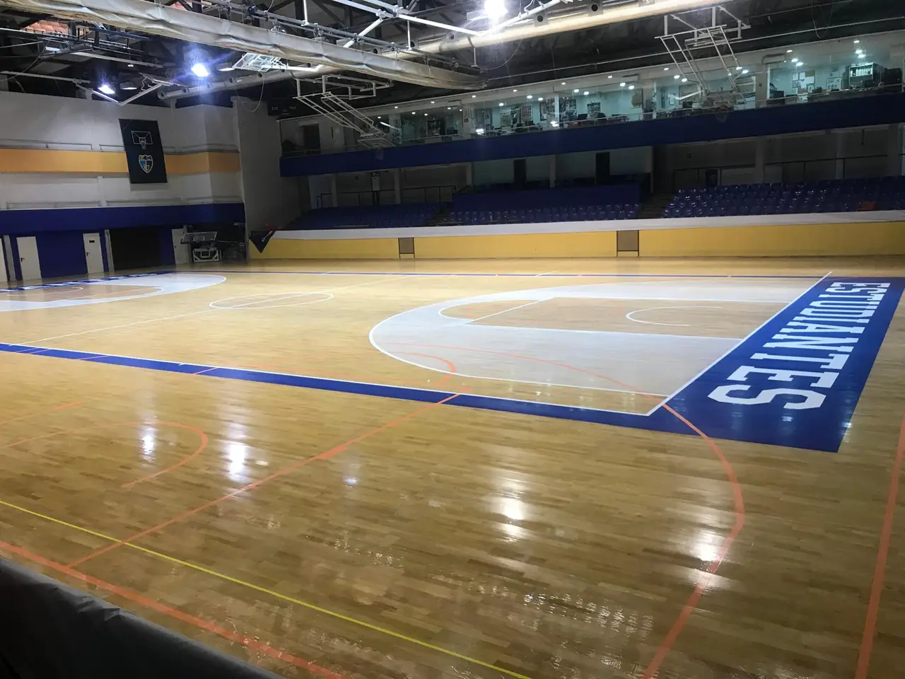 Cancha del Club El Estudiante (Madrid) ya pulida y barnizada por Pavilalín