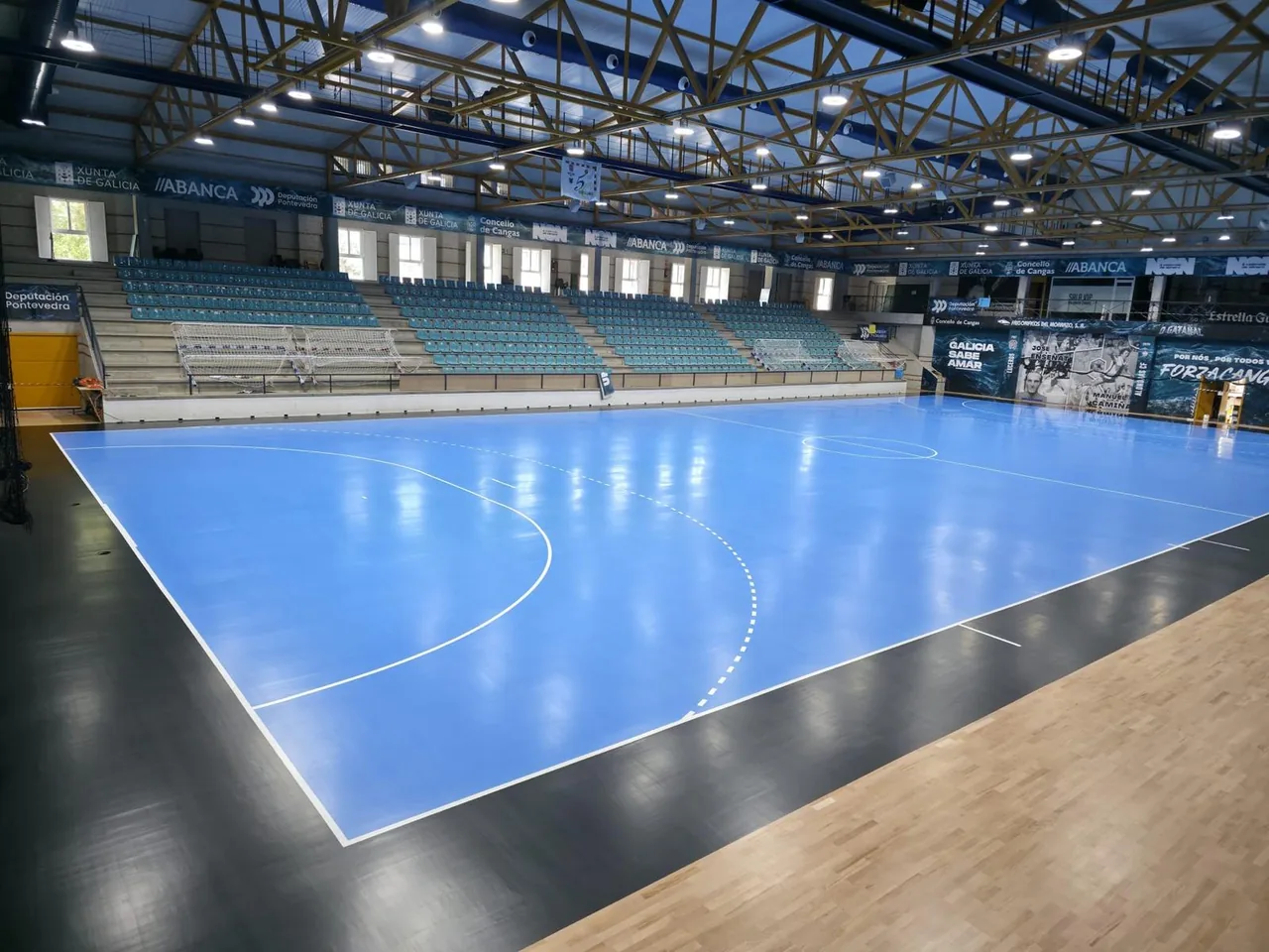 Pista renovada con las gradas del pabellón al fondo