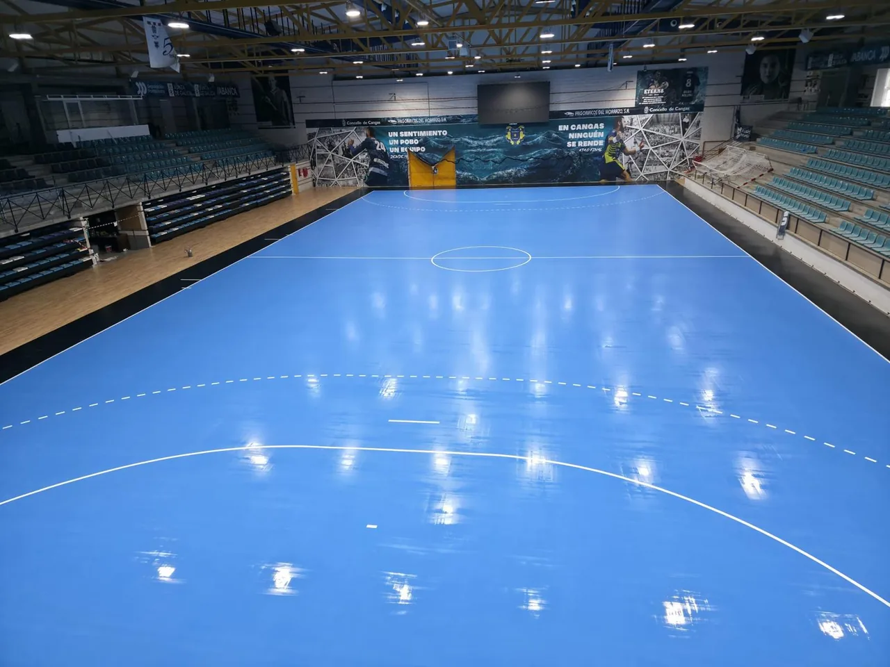 Pista renovada a ras de suelo, con las líneas de balonmano recién marcadas