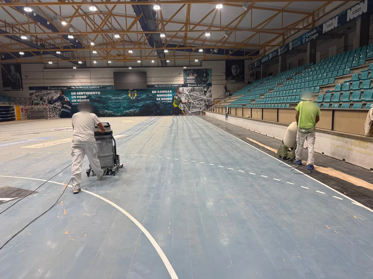 Operarios de Pavilalín lijando la pista de madera del Pabellón O Gatañal durante la obra