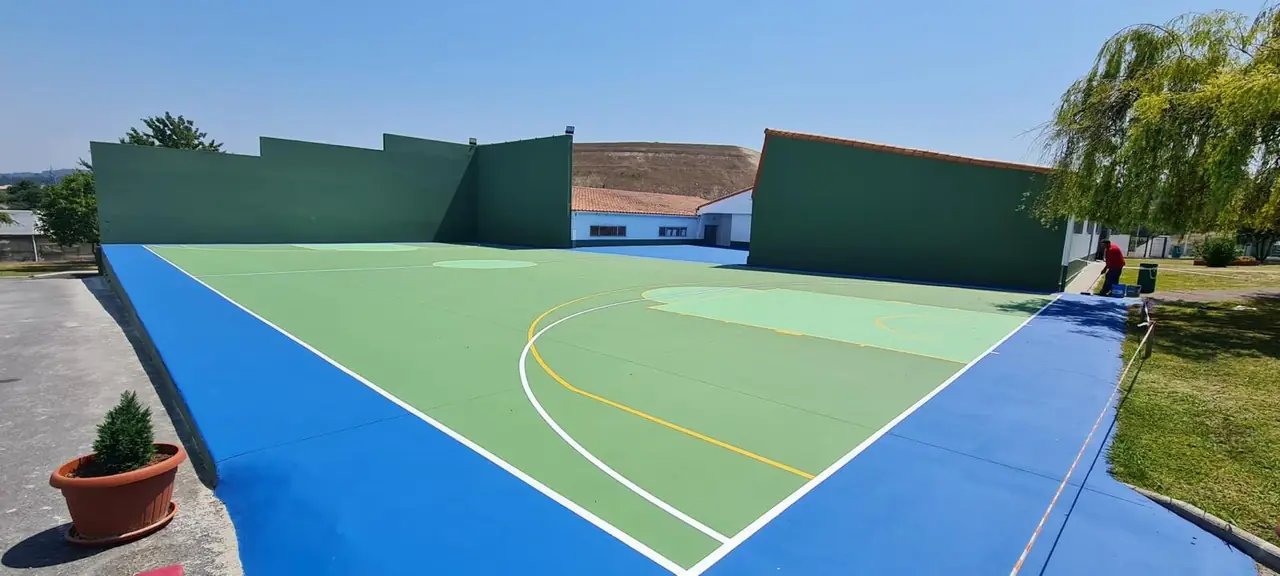 Pista de baloncesto exterior pavimentada por Pavilalín
