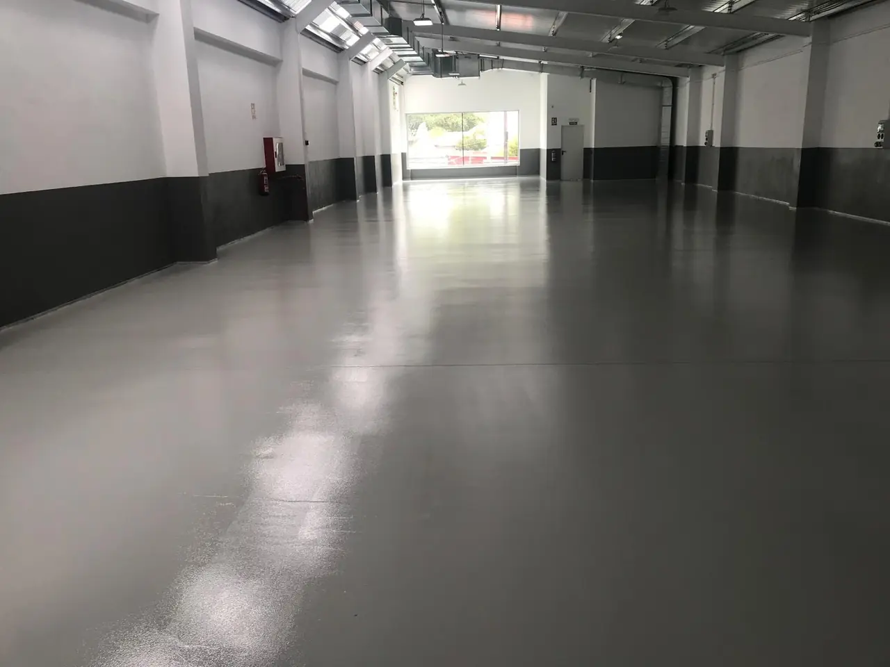 Nave industrial con el suelo multicapa de resina ya terminado