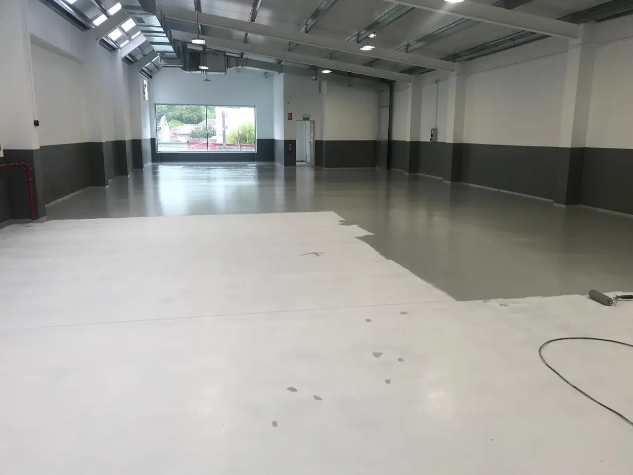 Aplicación de un pavimento industrial de resina por Pavilalín