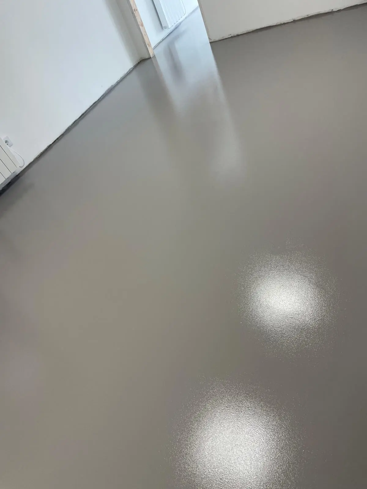 Pavimento continuo de resina en un aparcamiento
