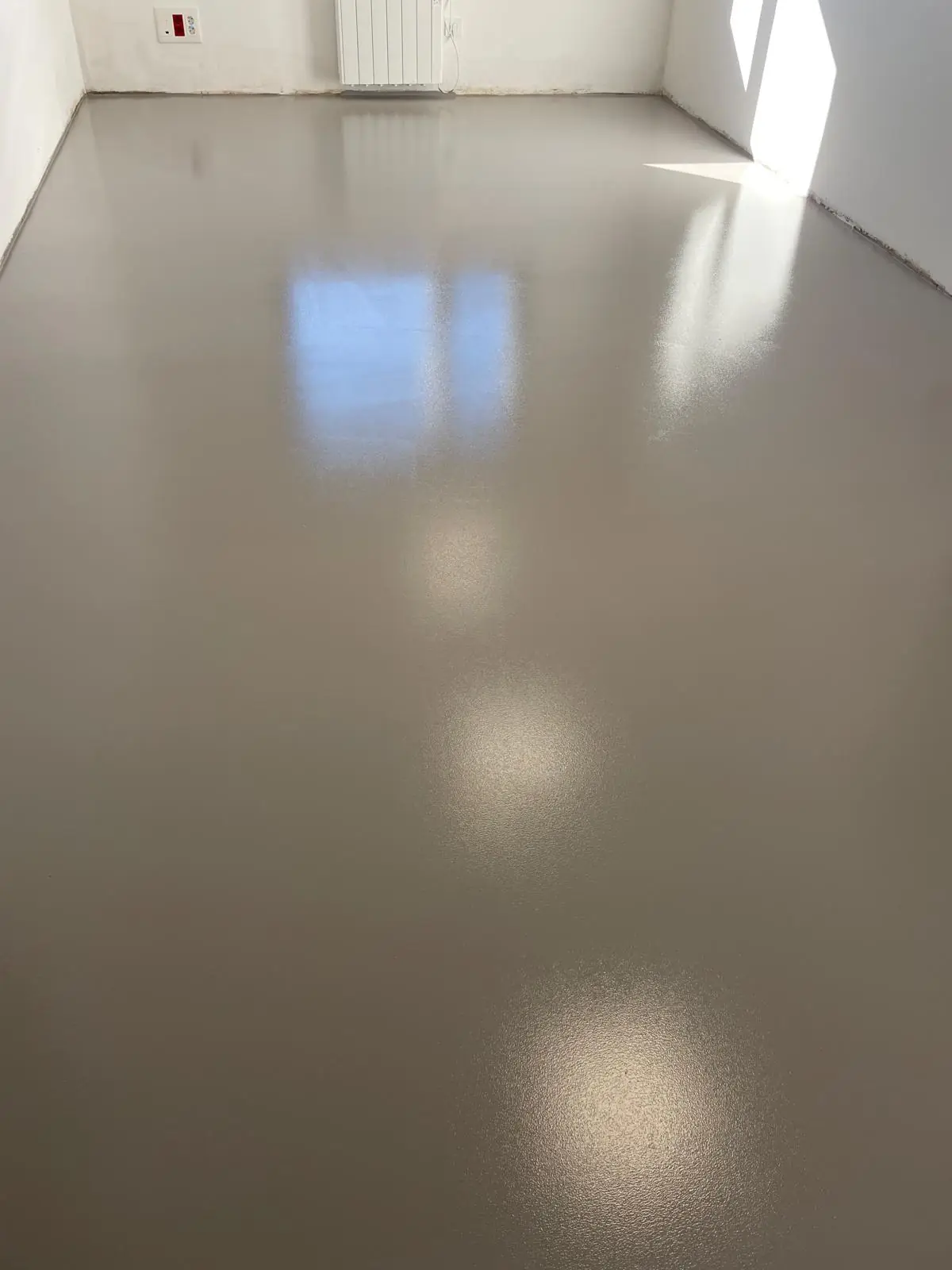 Suelo industrial multicapa de resina